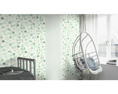 Wohnraum mit Tapete mit Eukalyptusmuster, Bett und Hängesessel