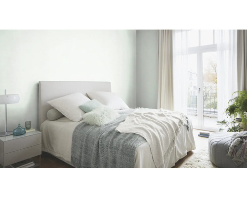 Helles Schlafzimmer mit Bett, Nachttisch und Tageslicht