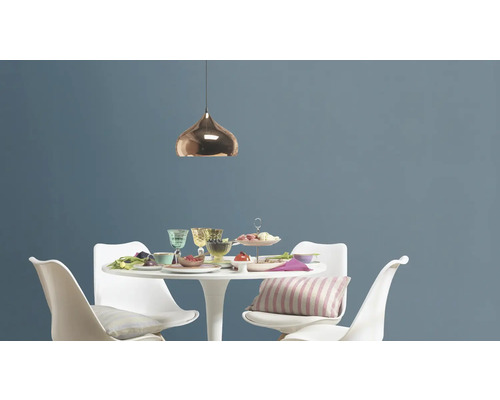 Esstisch mit Stühlen und einer Pendelleuchte über dem Tisch.