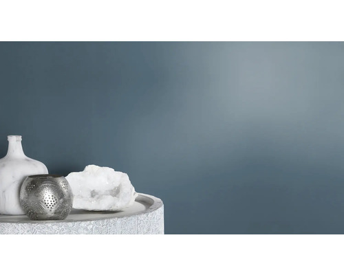 Dekorative Anordnung mit Vase, Teelichthalter und Quarz auf einem Tisch