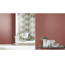 Intérieur décoratif avec papier peint à motifs, chaise et accessoires d''intérieur dans une pièce