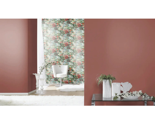 Dekoratives Interieur mit gemusterter Tapete, Stuhl und Wohnaccessoires in einem Raum