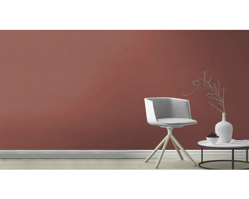 Raumansicht mit Stuhl, Beistelltisch und Wandfarbe