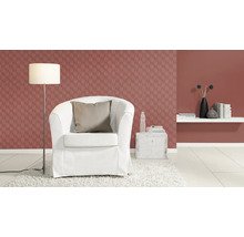 Salon avec fauteuil, lampadaire et étagère