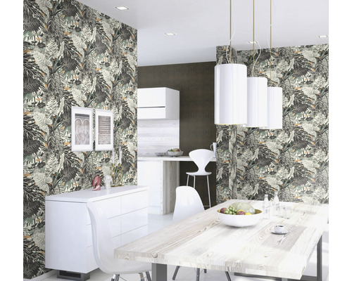 Une salle à manger avec une table et des chaises et un papier peint à motifs de feuilles.