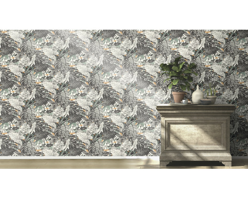 Pièce décorative avec un papier peint à motif de feuilles et une commode