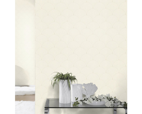 Zimmeransicht mit gemusterter Tapete, Tisch und Dekoration