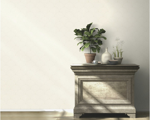 Wand mit Mustertapete, Kommode mit Pflanzen und Dekoration