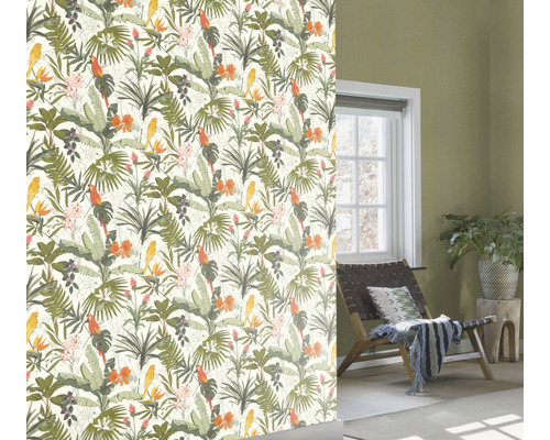 Salon avec papier peint jungle orné de perroquets, de feuilles tropicales et de fleurs