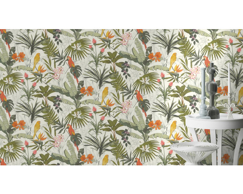 Papier peint avec motifs de jungle, y compris des perroquets et des plantes tropicales