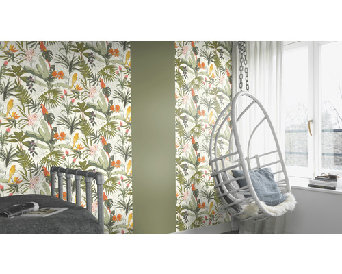 Chambre décorative avec papier peint jungle et fauteuil suspendu