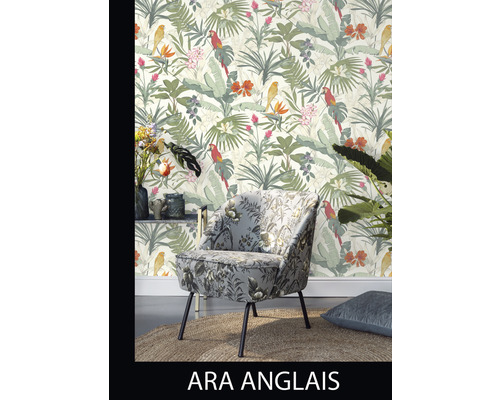 Scène avec un fauteuil à motifs floraux et un papier peint avec des feuilles et des oiseaux