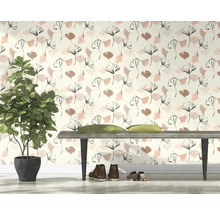 Vue d''une pièce avec papier peint à motifs floraux, banc et plante d''intérieur