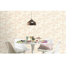 Scène d''une salle à manger avec du papier peint à motifs d''arbres et une table à manger