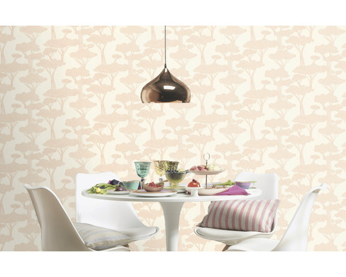 Scène d''une salle à manger avec du papier peint à motifs d''arbres et une table à manger