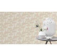 Papier peint avec motif d''arbres, table avec décoration