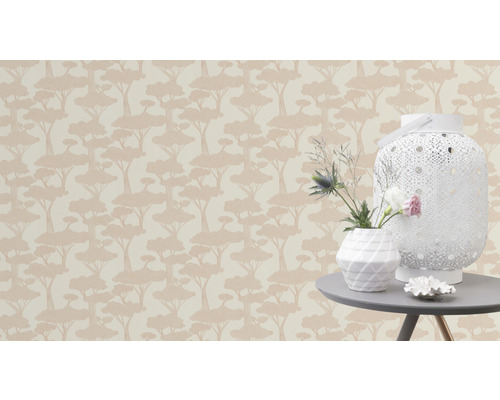 Papier peint avec motif d''arbres, table avec décoration