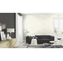 Salon avec canapé, tables d''appoint et commode pour une ambiance chaleureuse