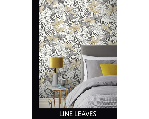 Chambre avec papier peint à motif de feuilles, table de chevet et lampe