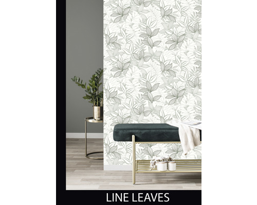 Pièce décorative avec papier peint à motifs de feuilles, banc et plante