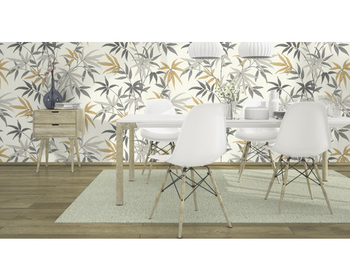 Salle à manger avec table, chaises et papier peint à motif végétal