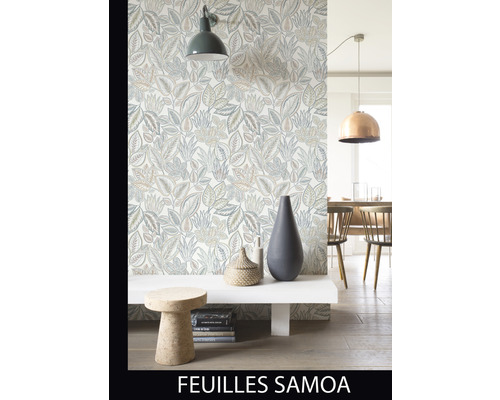Espace de vie avec papier peint à motifs de feuilles, lampe et objets de décoration