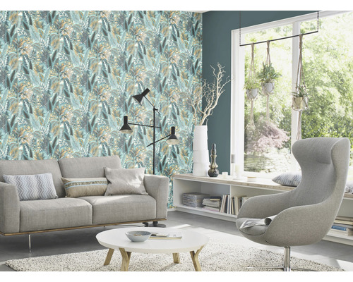 Salon avec canapé, fauteuil et papier peint à motif de feuilles