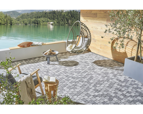 Terrasse avec pavés, foyer, fauteuil suspendu et vue sur le lac
