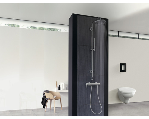 Modernes Badezimmer mit Duschsäule, Toilette und Waschtisch