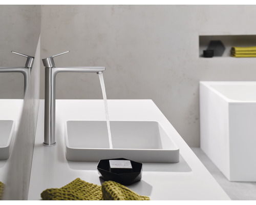 Salle de bains moderne avec vasque à poser, robinet et eau courante