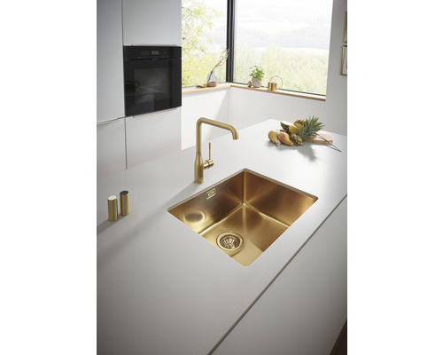 Évier de cuisine et robinet dans une cuisine lumineuse.