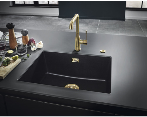 Évier avec robinet et ustensiles de cuisine sur un plan de travail