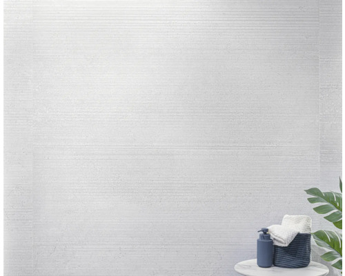 Helle Wandfliesen mit horizontaler Struktur im Badezimmer