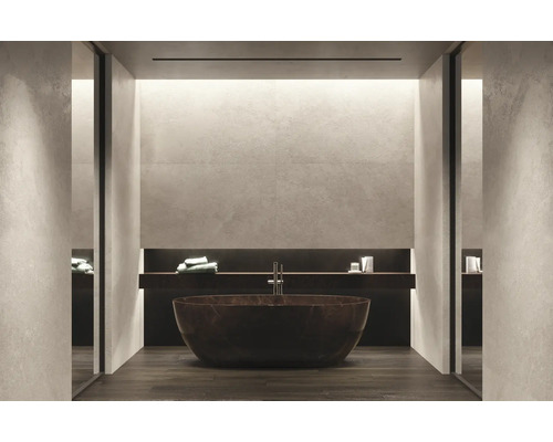 Salle de bains moderne avec baignoire îlot, lavabo et carreaux muraux