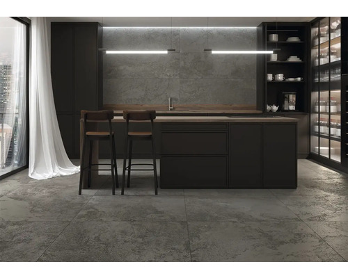 Cuisine moderne avec îlot de cuisson, tabourets de bar et carrelage aspect béton.