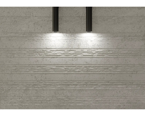 Wand mit horizontal strukturierten Fliesen und zwei Wandleuchten