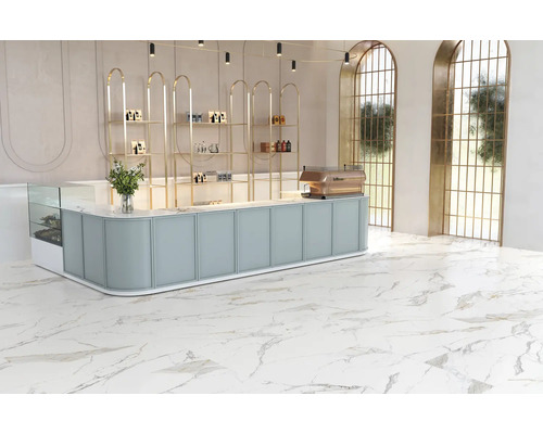 Heller Raum mit Marmorboden, Theke und Regalen