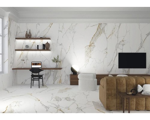 Salon lumineux avec carrelage en marbre au mur et au sol, équipé d''un bureau, d''étagères, d''une télévision et d''un canapé.