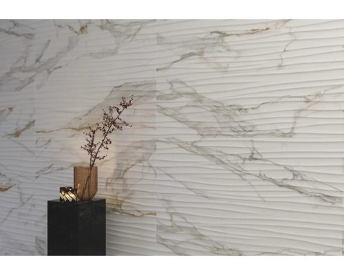 Décoration murale avec des carreaux de céramique aspect marbre avec une structure ondulée