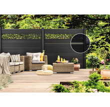 Garten mit grauer Designzaun-Sichtschutzwand und Sitzgruppe auf Holzterrasse