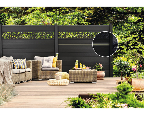 Garten mit grauer Designzaun-Sichtschutzwand und Sitzgruppe auf Holzterrasse