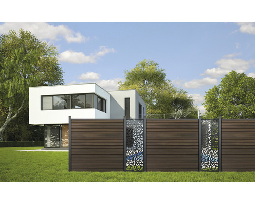 Gartenzaun mit Sichtschutzelementen vor einem modernen Haus.