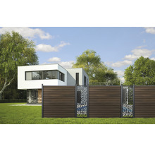 Clôture de jardin en bois et éléments métalliques devant une maison moderne