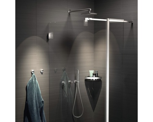 Salle de bain moderne avec douche, porte-serviettes et espace de rangement