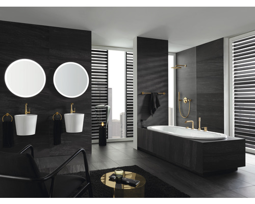 Modernes Badezimmer mit Badewanne, Waschbecken und Spiegeln