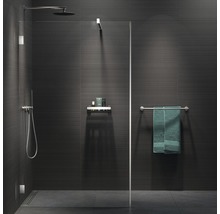 Douche à l''italienne avec douche de tête, douchette à main, étagère et porte-serviettes dans une salle de bains carrelée moderne