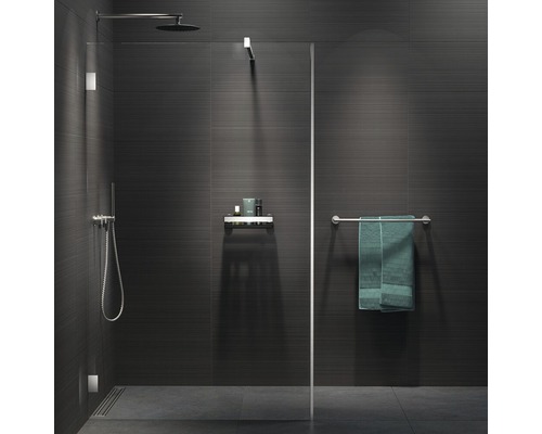 Douche à l''italienne avec douche de tête, douchette à main, étagère et porte-serviettes dans une salle de bains carrelée moderne
