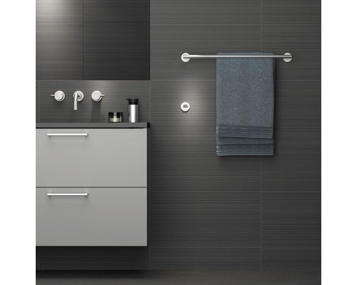 Salle de bains moderne avec meuble sous-lavabo, robinetterie, porte-serviettes et serviette.