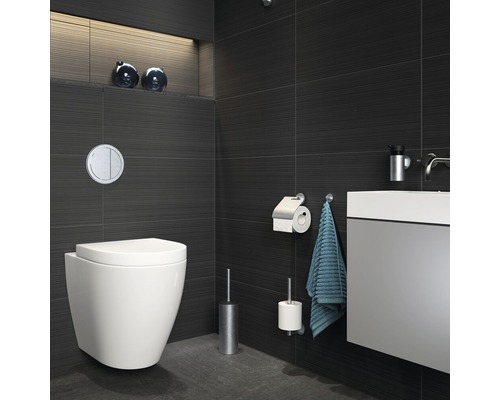 Salle de bain moderne avec WC suspendu, lavabo et carrelage foncé