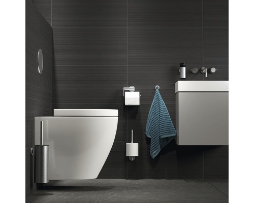 Salle de bain moderne avec toilettes suspendues, lavabo et carrelage foncé